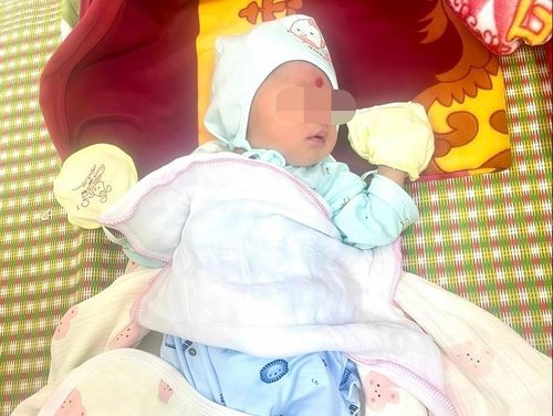 Bé trai 4 ngày tuổi bị bỏ lại trước cổng chùa ở Bắc Ninh kèm lá thư của mẹ. Ảnh: VTC News.