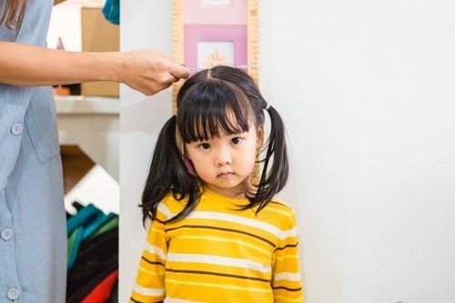 Trẻ ăn nhiều vẫn thấp còi vì thiếu vi chất. Ảnh: Gulf News.