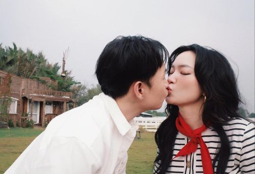 Binz và Châu Bùi đã có khoảng 6 năm gắn bó và luôn là một trong những cặp đôi được quan tâm của showbiz Việt. Mới đây, trong đoạn clip chia sẻ về quá trình thực hiện album mới, Binz lần đầu trải lòng về khoảng thời gian quá bận rộn với công việc khiến anh không thể ở bên bạn gái. Nam rapper thừa nhận bản thân làm chưa tốt trong vai trò người yêu và gửi lời cảm ơn đến Châu Bùi vì đã luôn đồng hành, hy sinh cho anh.
