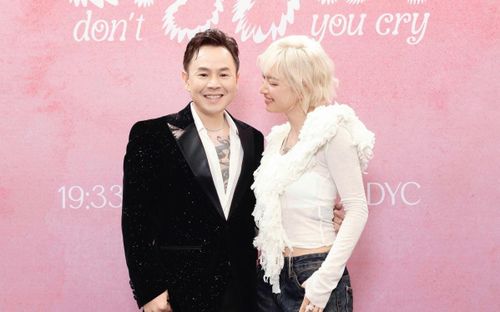 Rapper chia sẻ: “Anh đã viết trên tạp dề rằng anh cảm ơn sự hy sinh của em trong suốt thời gian anh làm album này. Châu ngủ một mình rất nhiều. Có thể anh làm tốt trong âm nhạc nhưng với tư cách một người yêu, anh đang làm rất tệ. Vì anh phải để Châu dần quen với việc ngủ một mình như vậy. Anh muốn cảm ơn em vì sự hy sinh của em trong thời gian qua”.