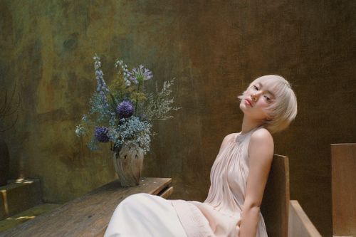 Binz mới đây trở lại với album mới mang tên Gặp lại. Đây là sản phẩm dài hơi đầu tiên của nam rapper sau khoảng 2 năm kể từ EP Keep Cầm Ca phát hành năm 2024. Trong khi đó, Châu Bùi cũng phát triển sự nghiệp âm nhạc sau khi tham gia Em xinh “say hi”. Hai tháng trước, cô ra mắt MV Big Girl Don’t Cry và đến nay đạt khoảng 600.000 lượt xem. Bạn trai cũng hỗ trợ cô trong sản phẩm này và đến chúc mừng ở buổi ra mắt dự án.