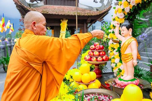 Không khí trang nghiêm với nghi thức tắm Phật