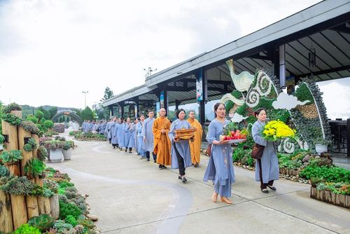Đại lễ Phật đản thu hút đông đảo tăng ni, Phật tử và du khách hành hương về quần thể tâm linh Fansipan
