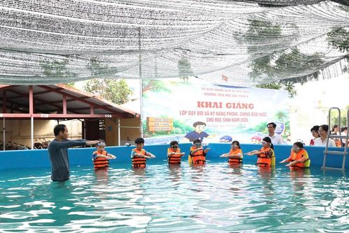 Các em học sinh được thầy hướng dẫn những động tác sải tay bơi, nhịp thở cơ bản