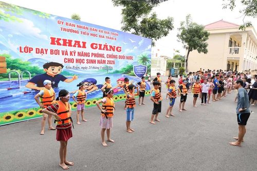 Xã Gia Trấn là địa phương đầu tiên trên địa bàn tỉnh Ninh Bình triển khai khóa học trang bị kỹ năng bơi và phòng, chống đuối nước cho trẻ em