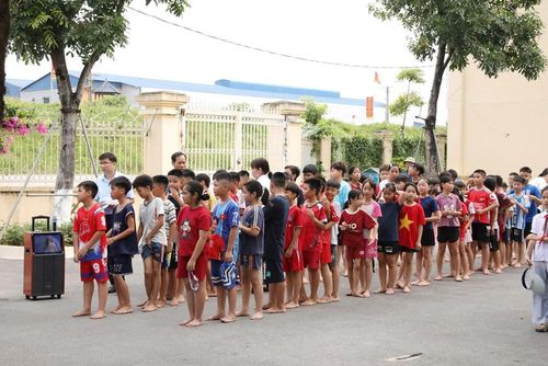 Khoảng 300 học sinh trên địa bàn xã Gia Trấn đăng ký lớp dạy bơi và trang bị kỹ năng phòng, chuối đuối nước