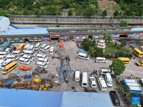 755 người, bao gồm lực lượng cứu hộ và nhân viên y tế, đã đến hiện trường vụ tai nạn. Ảnh: Xinhua