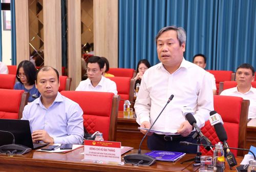 Đồng chí Vũ Đại Thắng, Ủy viên Trung ương Đảng, Phó Bí thư Thành ủy, Chủ tịch UBND thành phố Hà Nội trình bày tham luận với chủ đề: Mô hình, các tiêu chí xã, phường xã hội chủ nghĩa của Thành phố Hà Nội hiện nay. Ảnh: Văn Điệp – TTXVN