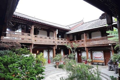 Các ngôi nhà trong Lệ Giang cổ trấn là sự kết hợp giữa kiến trúc Hán, Bạch và Tây Tạng, Bạch