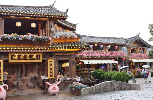 Lệ Giang cổ trấn mang trong mình vẻ đẹp cổ kính độc đáo, kết hợp hài hòa giữa nét hoài cổ và thiên nhiên thơ mộng, là điểm đến lý tưởng cho mọi du khách