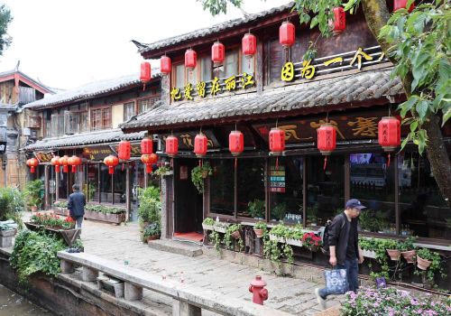 Đến với Lệ Giang cổ trấn, bạn sẽ dễ dàng bắt gặp nét đẹp văn hóa Đông Ba, kết hợp hài hòa giữa tinh hoa của các dân tộc Nạp Tây, Di, Lật Túc, Phổ Mễ, Bạch, Thái tái hiện chân thật trên từng góc cửa, nếp nhà