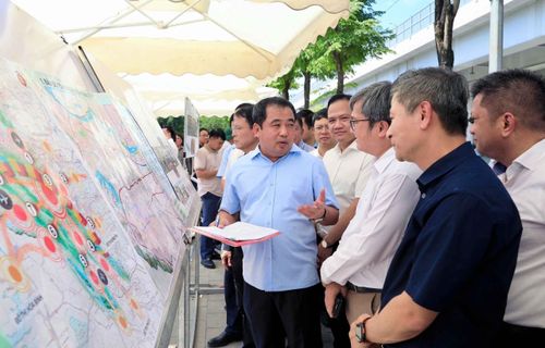 Bí thư Thành ủy Hà Nội Trần Đức Thắng kiểm tra tình hình triển khai Dự án đầu tư xây dựng hầm chui tại nút giao đường trục Tây Thăng Long – Vàng đai 3. Ảnh: Văn Điệp – TTXVN