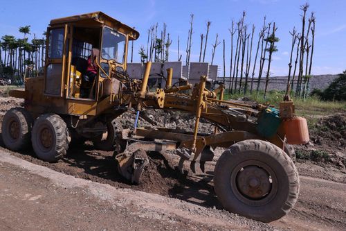 Máy móc, thiết bị đang thi công Dự án đường Tây Thăng Long đoạn qua địa phận xã Ô Diên. Ảnh: Văn Điệp - TTXVN