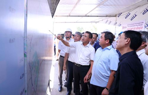 Bí thư Thành ủy Hà Nội Trần Đức Thắng kiểm tra tình hình triển khai Dự án đường Tây Thăng Long đoạn qua địa phận xã Ô Diên. Ảnh: Văn Điệp - TTXVN