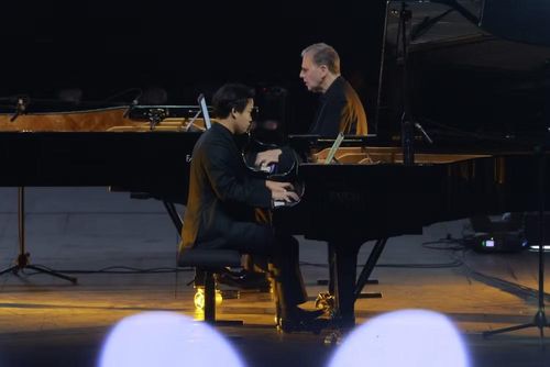 Màn song tấu piano của 2 nghệ sĩ piano Kevin Kenner và Nguyễn Việt Trung.
