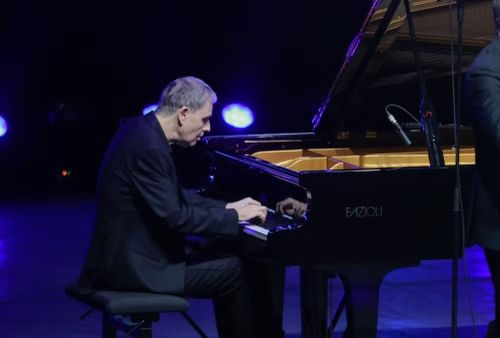 Nghệ sĩ piano Kevin Kenner.