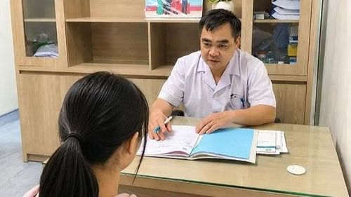 Phó Giáo sư, Tiến sĩ Ngô Anh Vinh – Trưởng khoa Vị thành niên tư vấn cho một trẻ vị thành niên. (Ảnh minh họa)