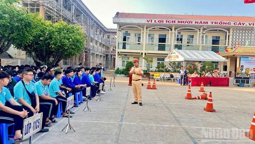 Cán bộ Phòng Cảnh sát giao thông Công an tỉnh Cà Mau tuyên truyền pháp luật về an toàn giao thông tại Trường trung học phổ thông Gành Hào (xã Gành Hào, tỉnh Cà Mau).