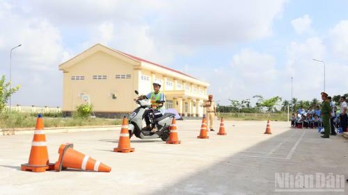 Các em học sinh thực hành lái xe an toàn tại các buổi tuyên truyền của Phòng Cảnh sát giao thông Công an tỉnh Cà Mau.
