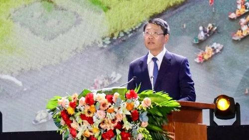 Đồng chí Trần Song Tùng, Phó Chủ tịch Thường trực Ủy ban nhân dân tỉnh Ninh Bình phát biểu khai mạc chương trình.