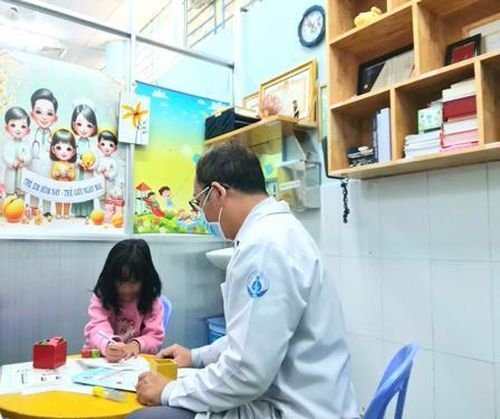 Trẻ được thăm khám tại Khoa Tâm lý - Bệnh viện Nhi Đồng 1