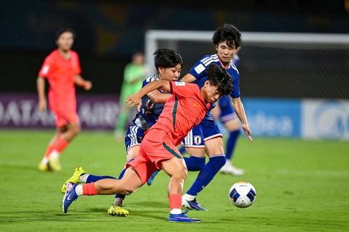 U17 Trung Quốc (áo đỏ) dù rất nỗ lực nhưng vẫn không thể ngăn cản U17 Nhật Bản