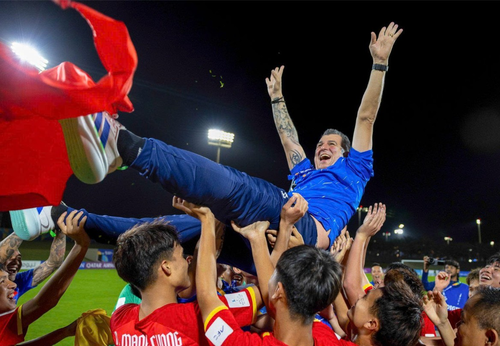 Huấn luyện viên Cristiano Roland và các cầu thủ U.17 Việt Nam mừng tấm vé dự U.17 World Cup 2026. Ảnh: VFF