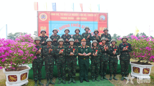 Chỉ huy Trung đoàn 5 tặng hoa bắn giỏi.
