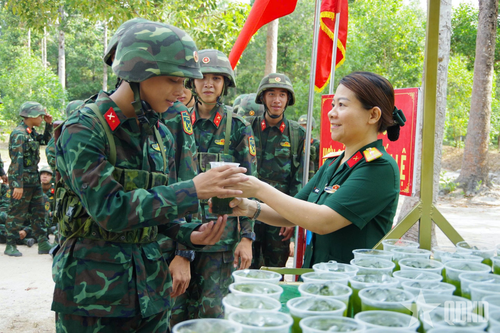 Phụ nữ Trung đoàn 5 kịp thời tiếp sức, động viên các chiến sĩ trẻ bằng những cốc nước mát thao trường.