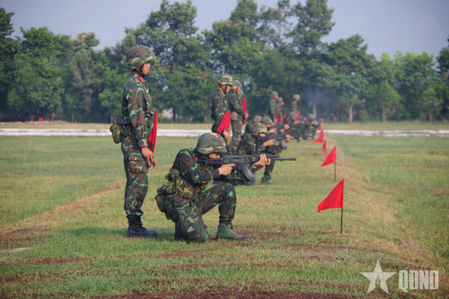 Chiến sĩ Trung đoàn 5 thực hành kiểm tra 3 tiếng nổ.