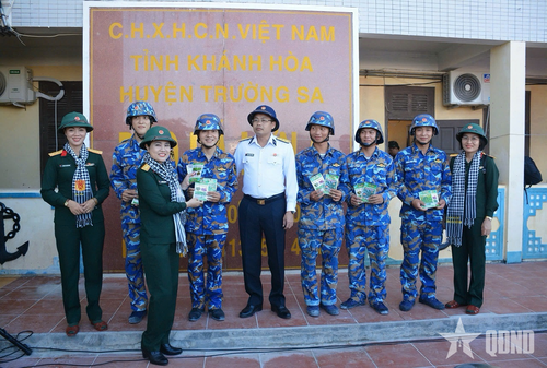 Thượng tá Nguyễn Thị Thanh, Phó trưởng Ban Phụ nữ Quân đội tặng hạt giống cho cán bộ, chiến sĩ đảo Đá Lớn A.