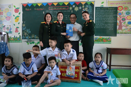 Đại diện Ban Phụ nữ Quân đội tặng quà thầy và trò trên đảo Sinh Tồn.