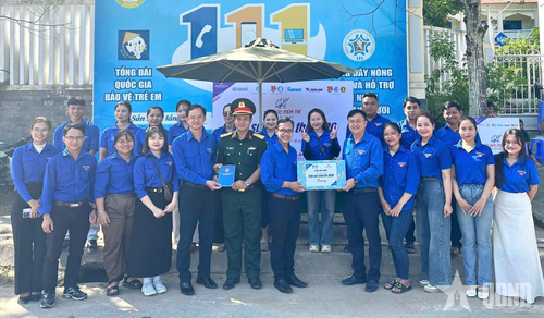  Lãnh đạo Thành đoàn Đà Nẵng thăm, động viên, tặng quà các đội hình “Tiếp sức mùa thi” trên địa bàn thành phố. 