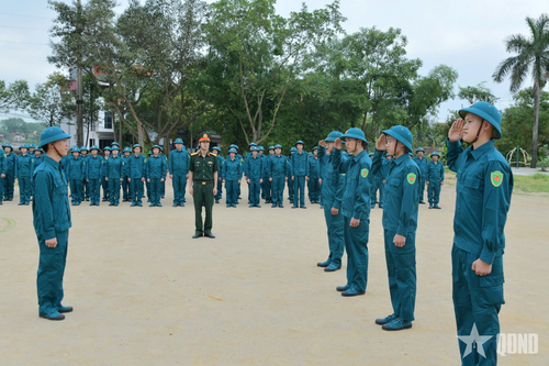  Huấn luyện điều lệnh đội ngũ cho lực lượng dân quân. 