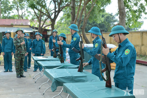  Giờ huấn luyện của chiến sĩ dân quân năm thứ nhất xã Phật Tích (tỉnh Bắc Ninh). 