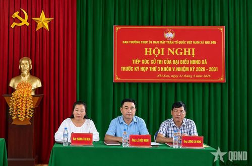 Đồng chí Lê Hữu Nghị, Chủ tịch UBND xã Nhi Sơn, tiếp xúc cử tri tại bản Cặt.