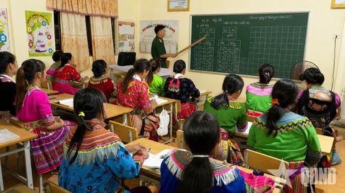Đại úy QNCN Hơ Văn Di đứng lớp xóa mù chữ tại bản Tà Cóm, xã Trung Lý, tỉnh Thanh Hóa, năm 2023.