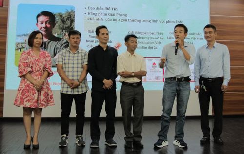 Đạo diễn Đỗ Tín cùng đoàn làm phim hãng phim Giải Phóng chia sẻ về hành trình tạo nên bộ phim “Sếu có về phương Nam?”. Ảnh: Minh Châu