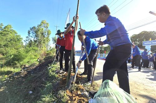 Đoàn viên thanh niên trồng cây tại xã biên giới Ba Chúc, tỉnh An Giang sau lễ ra quân