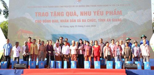Ban tổ chức Chiến dịch Thanh niên tình nguyện hè năm 2026 tặng quà người dân khó khăn xã biên giới Ba Chúc, tỉnh An Giang