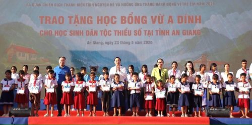 Tặng quà cho học sinh khó khăn trên địa bàn tỉnh An Giang