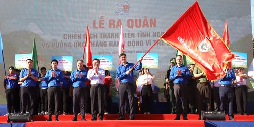 Đồng chí Nguyễn Thanh Nghị thực hiện nghi thức trao cờ hiệu Chiến dịch Thanh niên tình nguyện hè năm 2026