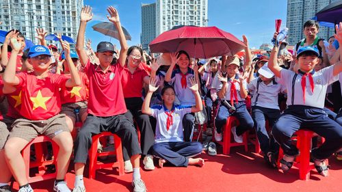  Các em học sinh thích thú khi được hướng dẫn kỹ năng và tham gia các trò chơi tại buổi lễ 