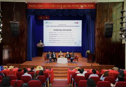 Phiên thảo luận bàn tròn có sự tham gia của nhiều chuyên gia đến từ các nước. Ảnh: Lý Nguyên.