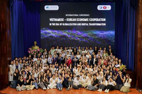 Đông đảo chuyên gia, nhà khoa học, giảng viên, sinh viên tham dự hội thảo. Ảnh: Lý Nguyên.