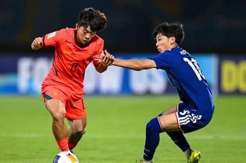 U17 Trung Quốc (trái) chơi rất hay và chỉ chịu thua sát nút trước U17 Nhật Bản ở chung kết U17 châu Á 2026.