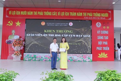 Thầy Dương Hai Bảy Mươi trao thưởng cho giáo viên đạt thành tích xuất sắc.