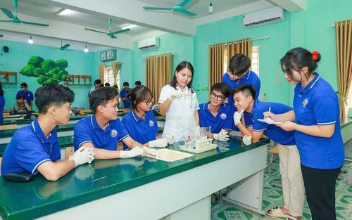 Học sinh và giáo viên Trường THPT Kim Ngọc (Vĩnh Yên, Phú Thọ) trong phòng thực hành Hóa học.