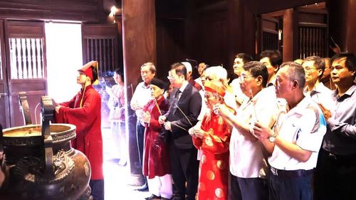 Lễ dâng hương lên các bậc tiên thánh tiên hiền và danh nhân khoa bảng dòng họ Nguyễn Thực, làng Vân Điềm, Du Lâm.