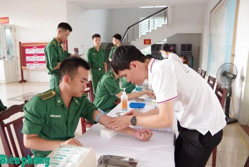 Cán bộ, đoàn viên, thanh niên Học viện Biên phòng tham gia hiến máu tình nguyện năm 2026. Ảnh: Quang Sao